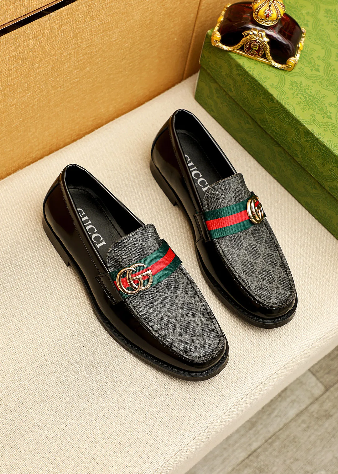Men's shoes 💰480 💐 Product trademark: GUCCI "Gucci" casual leather shoes Regular size: 38-44 (45.46🉑️customized) Product materials: Selected imported first-layer calfskin embossed upper + luxury hardware buckle, imported water-dyed cowhide leather lining. Strong three-dimensional visual effect, original outsole color: 2 colors available